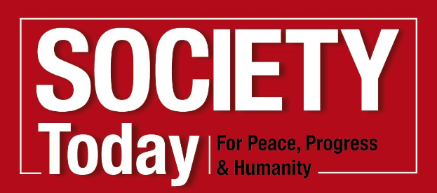 Ein Plakat mit fetter schwarzer Schrift, die "Gesellschaft heute für Frieden, Fortschritt & Humanität" lautet, auf einem weißen Hintergrund, eingerahmt von einem hellgelben Rand, begleitet von einer bunten Illustration einer Person mit ausgebreiteten Armen.