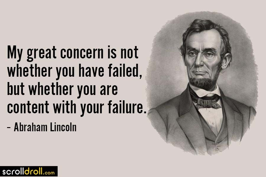 Porträt von Abraham Lincoln in Anzug und Krawatte mit ernster Miene, begleitet von dem Zitat "Mein großer Kummer besteht nicht darin, ob Sie gescheitert sind, sondern ob Sie mit Ihrem Scheitern zufrieden sind" in fetter Schrift.