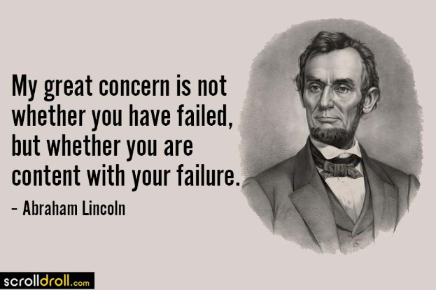 Porträt von Abraham Lincoln in Anzug und Krawatte mit ernster Miene, begleitet von dem Zitat "Mein großer Kummer besteht nicht darin, ob Sie gescheitert sind, sondern ob Sie mit Ihrem Scheitern zufrieden sind" in fetter Schrift.