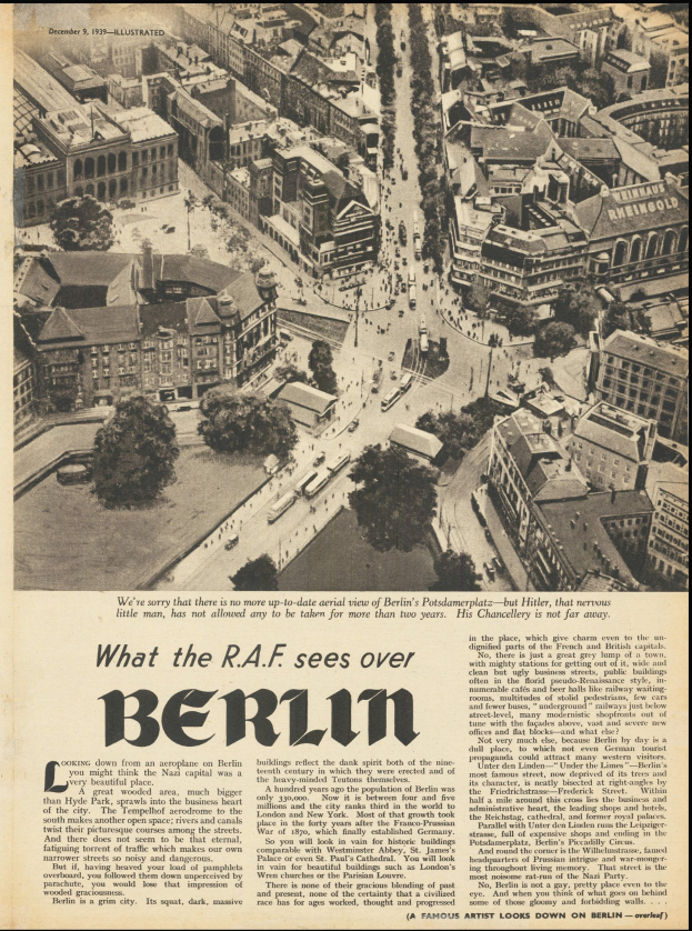 Schwarz-weiß-Fotografie einer alten Zeitung mit einer Stadtansicht, die Gebäude, Bäume und Fahrzeuge zeigt, sowie Text.