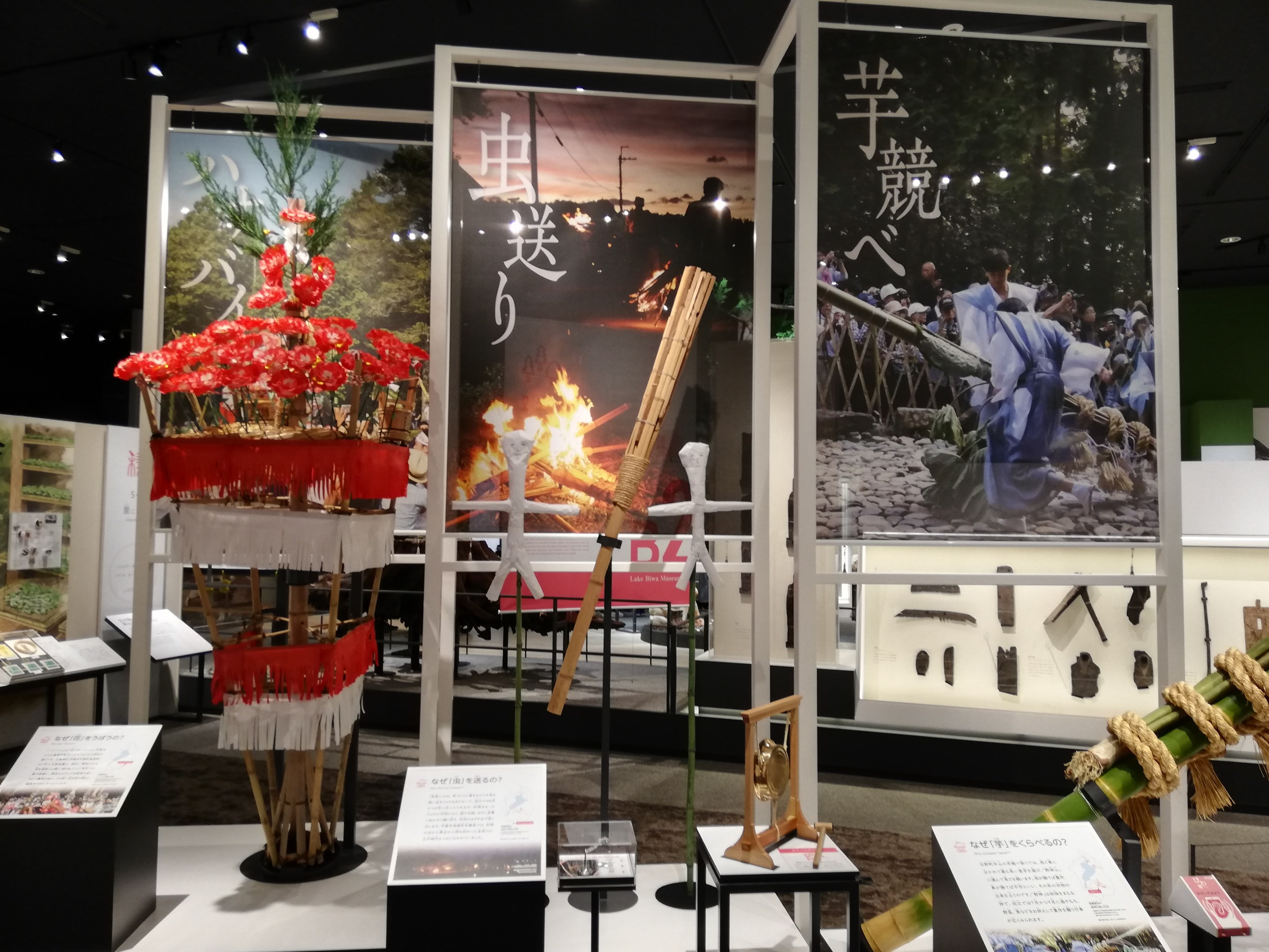 Ein unordentlicher Ausstellungsraum mit verschiedenen Displaytafeln, Ständen und Gegenständen, mit beleuchteter Decke und Hintergrundtafeln mit Bildern und Text bei der Tokyo Toy Fair 2019.
