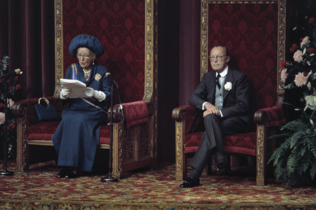 K├äigin Elizabeth II. und Prinz Philip, Duke of Edinburgh, sitzen an Mikrofonen mit Blumenpflanzen und Vorhängen im Hintergrund.