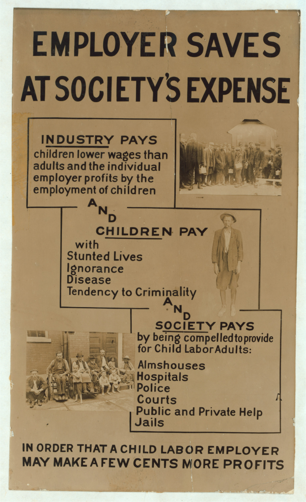 Ein hellgelbes Plakat mit einem weißen Rand, das eine Gruppe von Menschen verschiedenen Alters, Geschlechts und Ethnien zeigt, die fröhlich lächeln, und den fetten schwarzen Text "Arbeitgeber spart auf Kosten der Gesellschaft."