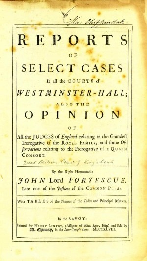 Deckblatt eines alten Buches mit dem Titel "Berichte über ausgew├Ąhlte F├Ąlle vor den Gerichten von Westminster-Hall sowie die Meinung von John Lord Fortescue", aufgeschlagen auf einer Seite mit schwarzem Text.