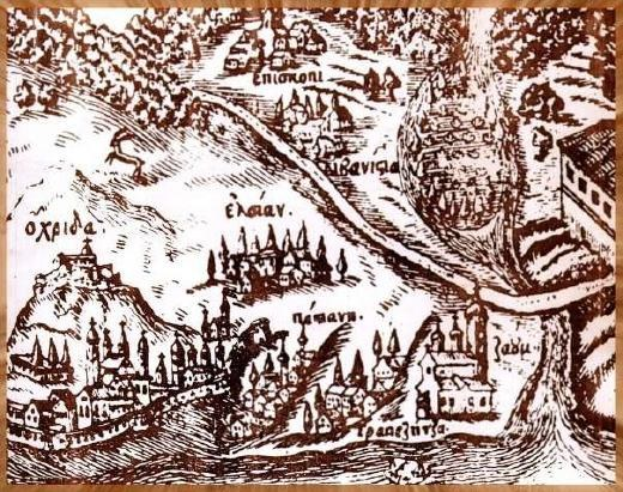 Ein hölzernes Schild mit einem detaillierten Stadtplan, der Gebäude, Straßen und andere Merkmale zeigt.