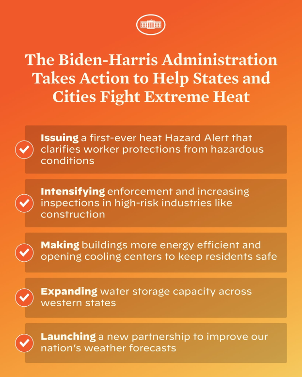 Ein Plakat mit der Aufschrift "Die Biden-Harris-Verwaltung setzt sich dafür ein, dass Bundesstaaten und Städte gegen extreme Hitze kämpfen" in fetter schwarzer Schrift auf einem weißen Hintergrund, eingerahmt von einem gelben Rand und mit einem roten und weißen Schild mit einem Blitz-Logo.