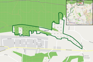 Karte einer Stadt, die eine vorgeschlagene Stelle in Grün markiert, mit Straßen, Gebäuden und anderen städtischen Merkmalen.