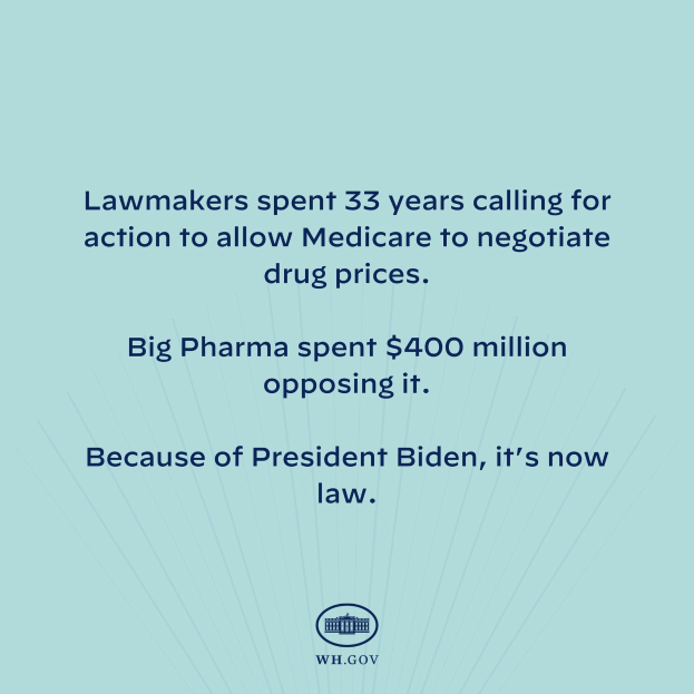 Blauer Hintergrund mit fetter weißer Schrift, die "Lawmakers Spent 33 Years Calling for Action to Allow Medicare to Negotiate Drug Prices" und ein Logo unten.