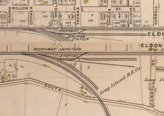 Ausführliche alte Stadtkarte mit einer Eisenbahnschiene, Stra√en, Gebäuden, Parks, Landmarken und Stra√ennamen.