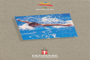 Plakat eines Schwimmers in einem blauen Anzug mit ausgestreckten Armen vor einem hellblauen Himmel mit weißen Wolken, mit dem Logo der Olympischen Spiele 1992 in Barcelona und dem Text "Denmark Team Information".