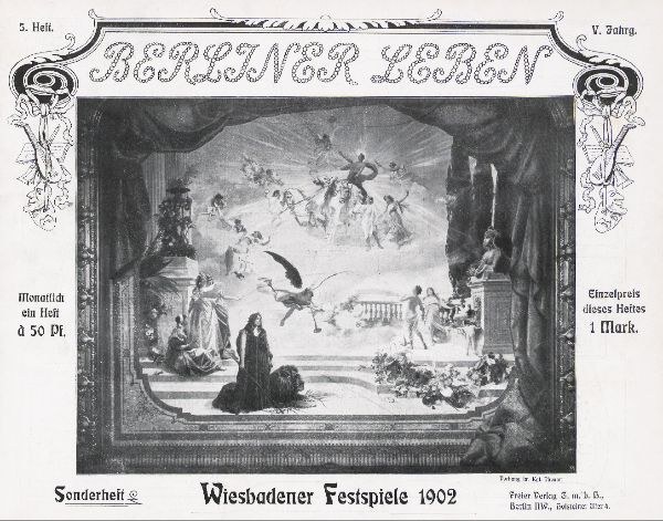 Schwarz-weißes Foto einer Bühne mit Darstellern in traditioneller deutscher Tracht während der Wiesbadener Festspiele 1902, mit einem applaudierenden Publikum im Hintergrund.