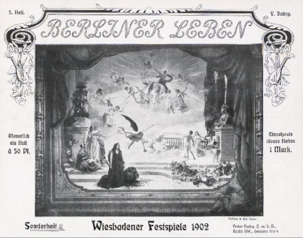 Schwarz-weißes Foto einer Bühne mit Darstellern in traditioneller deutscher Tracht während der Wiesbadener Festspiele 1902, mit einem applaudierenden Publikum im Hintergrund.