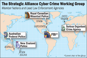 Ein Plakat mit einer farbig markierten Karte der Strategic Alliance Cyber Crime Working Group, umgeben von Logos und Namen der beteiligten Organisationen in fetter schwarzer Schrift.