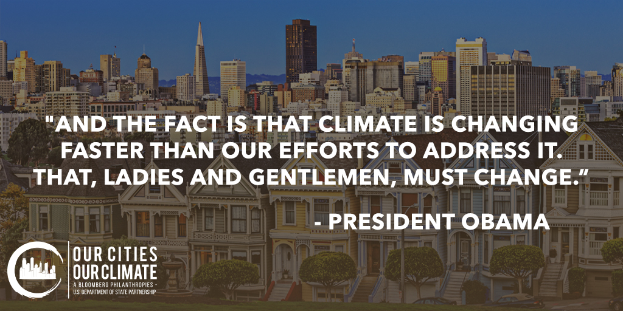 Eine Stadtansicht mit Gebäuden, Bäumen und Fahrzeugen, die einen Zitat von Präsident Obama zum Klimawandel in den Vordergrund stellt, unter einem sichtbaren Himmel.