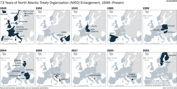 Karte veranschaulicht die Erweiterung der NATO von 1949 bis heute, wobei die Regionen farblich nach dem Jahr der Mitgliedschaft unterteilt sind.