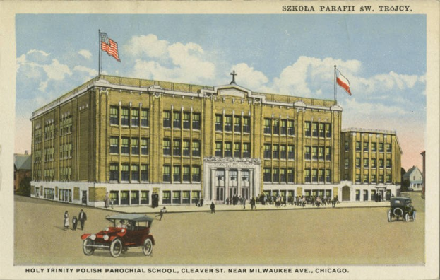 Plakat der Heiligen Dreifaltigkeit Polnische Pfarrschule in Cleveland, Ohio, zeigt ein Gebäude mit Fenstern, Menschen, Fahrzeugen, Flaggen und Text an einem bewölkten Tag.