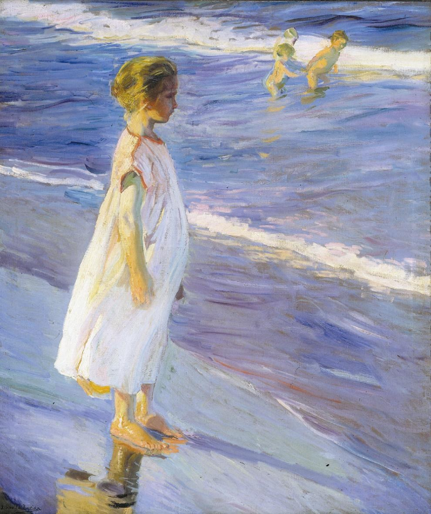 Ein junges Mädchen in einem weißen Kleid steht am Strand, während zwei Kinder im Wasser hinter ihr spielen, gemalt von Edward Henry Potthast.