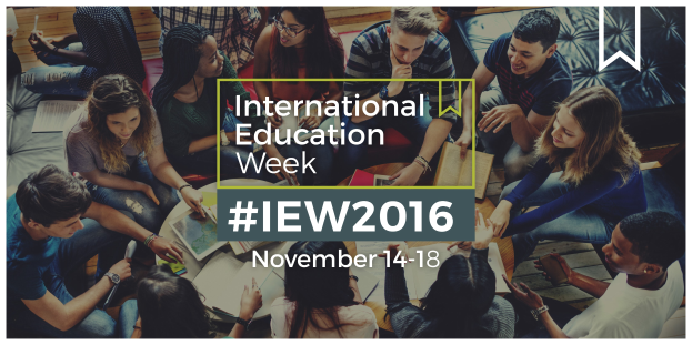 Eine Gruppe von Menschen, die auf einer Couch sitzen, einige halten Bücher und Stifte, mit dem Text "International Education Week IEW 2016" in der Mitte, die sich scheinbar in ein Gespräch vertieft haben.