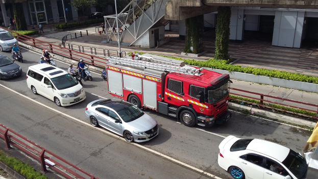 Ratingen: Feuer auf der A3 mit schwerverletztem in einem Elektrofahrzeug
