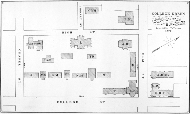 Eine Schwarz-Weiß-Zeichnung einer detaillierten Karte eines Gebäudes aus dem Jahr 1877, beschriftet mit "College Green Location of Buildings", die Raumaufteilungen, Flure und andere Merkmale zeigt, zusammen mit zusätzlichen Standortinformationen.