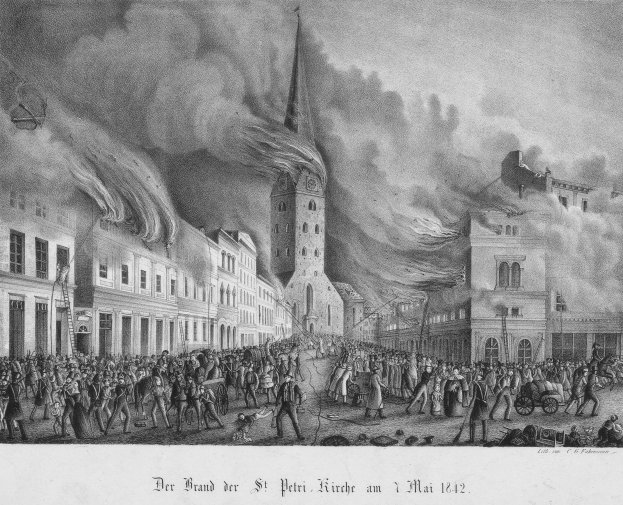 Eine Schwarz-Weiß-Zeichnung einer Menge Menschen, die vor einem brennenden Gebäude stehen, mit aufsteigendem Rauch und deutschem Text unten.