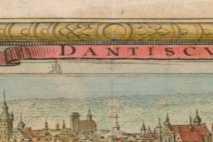 Ein altes Buch mit einer Stadtansicht-Illustration, die Geb├Ąude und ein Banner mit beschreibendem Text über die Stadt zeigt.