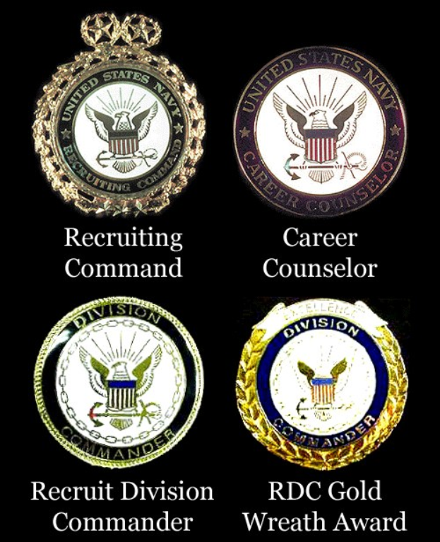 Vier Logos auf schwarzem Hintergrund: Rekrutierungsbefehl, Karriereberater, Rekrutierungsabteilungsbefehl und RDC-Gold Lorbeerkranz, jeweils mit Text.