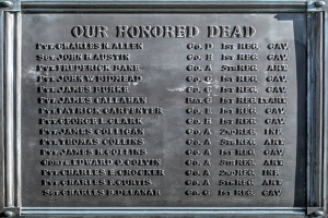 Gedenktafel auf einer Gebäudeseite mit der Inschrift "Unseren Ehrenhaften"