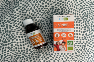 Eine Flasche Granions Kid Bio Sommel steht auf einem Tisch neben einer Box mit Text auf der Verpackung.