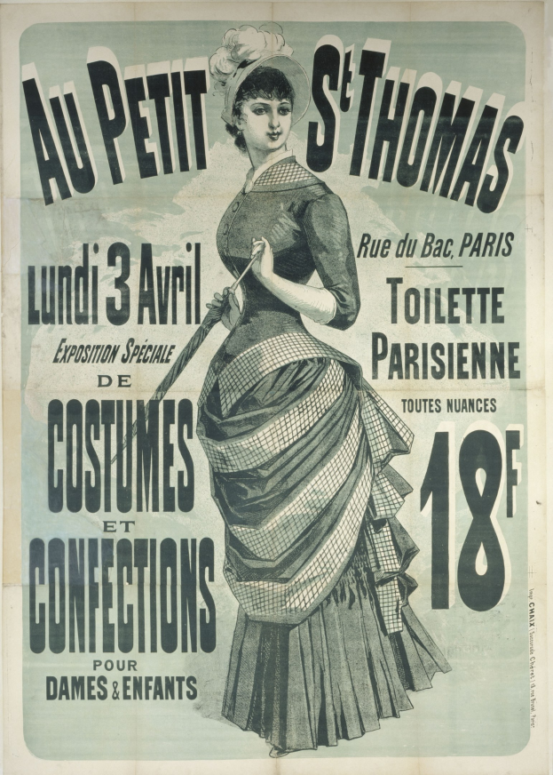 Ein altes Plakat, das eine Kostümvorstellung ankündigt und eine Frau in einem langen, hochgeschlossenen, langärmeligen Kleid zeigt, die anmutig mit gefalteten Händen posiert.