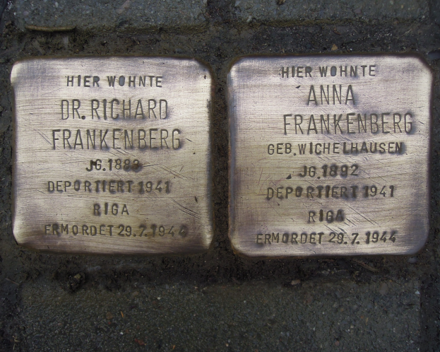 Zwei Messingplatten vor einem Gebäude auf dem Boden mit Inschrift