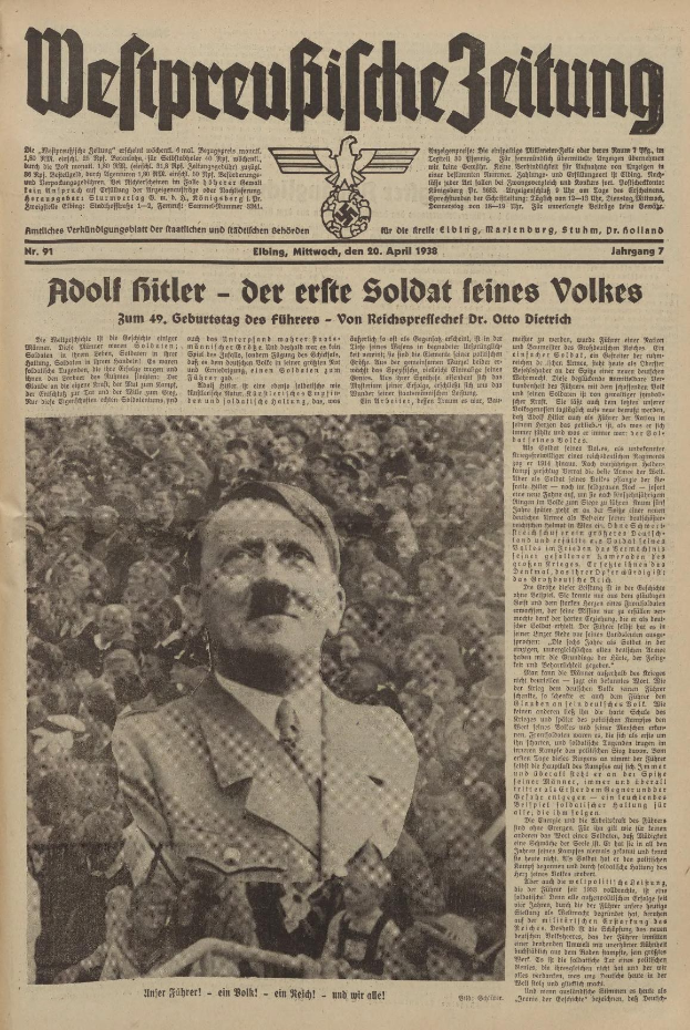Schwarz-weiß-Fotografie von Adolf Hitler in einem schwarzen Anzug und weißem Hemd, der vor einer Menge auf der Titelseite einer deutschen Zeitung steht, mit der Schlagzeile "Adolf Hitler - Der Erste Soldat seines Volkes."