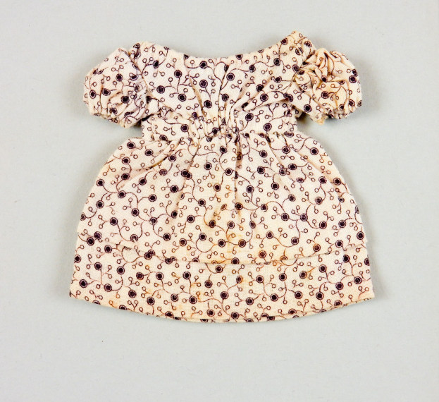 Weißes knielanges Sommerkleid mit rundem Ausschnitt, kurzen Ärmeln und einem Volantsaum, das ein komplexes mehrfarbiges Muster auf einem leichten Stoff aufweist, auf einer weißen Oberfläche präsentiert.