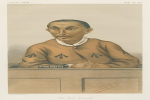 Ein Mann in weißem Hemd und dunkler Hose sitzt an einem Tisch und schaut ernst, mit dem Text "Die Rasenbetrug" unten im Bild.