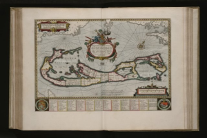 Offenes Buch mit einer Karte der Britischen Jungferninseln in der Mitte, umgeben von Text und Bildern, vor einem dunklen Hintergrund.