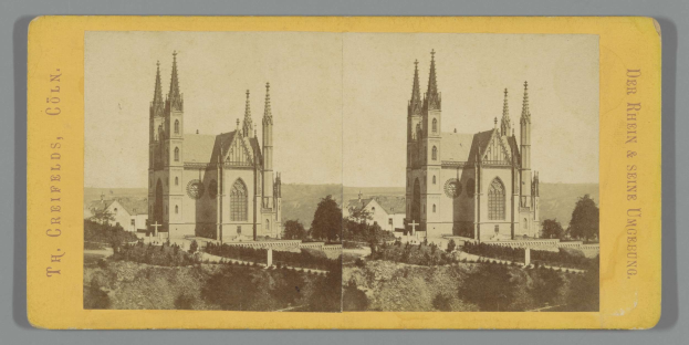 Schwarz-weiß-Fotografie der St. Cäcilienfelds Kirche in Köln, Deutschland, umgeben von Bäumen und Gebäuden unter einem klaren blauen Himmel, mit handgeschriebener Text auf der linken Seite der Karte.