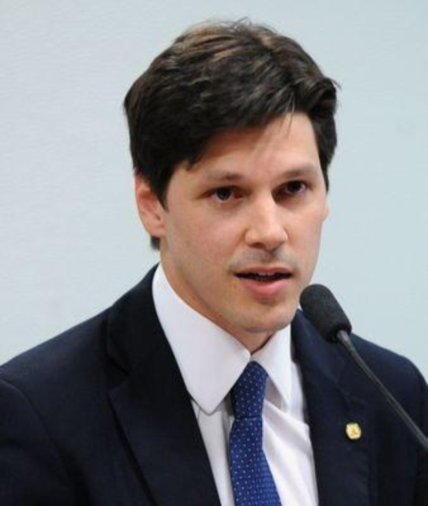 Ein Mann im Anzug und Krawatte spricht vor einer Wand in ein Mikrofon, wahrscheinlich in Reaktion auf die Nachricht über ein Regierungsgesetz, das das Internet verbieten soll.