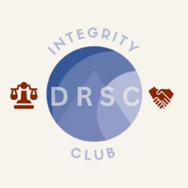 Logo des Integrity Club mit einem blauen Kreis mit weißer Schrift, einer Waage auf der linken Seite und zwei geschüttelten Händen auf der rechten Seite.