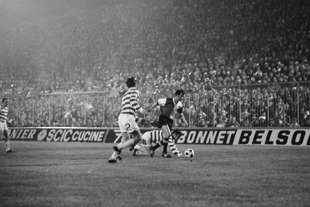 Schwarzes und weißes Foto eines Fußballspiels zwischen Celtic und West Bromwich Albion in der FA-Cup-Dritten Runde, mit Spielern auf dem Feld und Zuschauern in den Rängen.