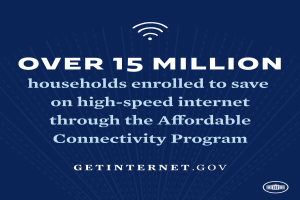 Ein Plakat, das das Affordable Connectivity Program bewirbt und den Text "Über 15 Millionen Haushalte angemeldet, um bei High-Speed-Internet zu sparen" und ein entsprechendes Logo zeigt.