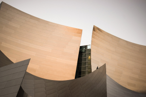 Moderner Konzertsaal in Los Angeles mit Glasfenstern und einem klaren blauen Himmel als Hintergrund.