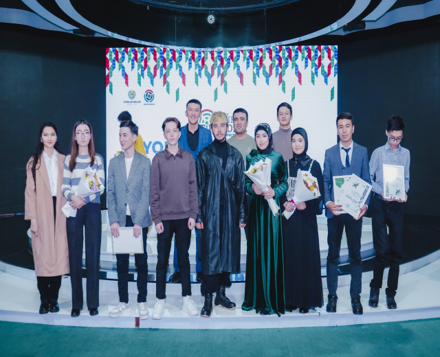 Gruppe von Menschen auf einer Bühne mit Blumensträußen und Urkunden, im Hintergrund ein Banner "Youth Solar Awards 2019"