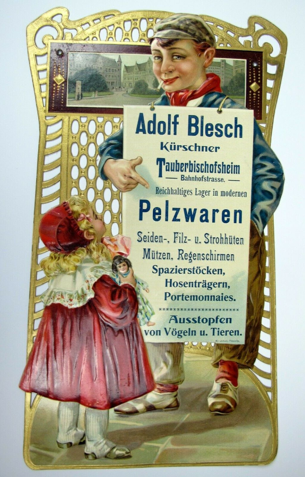 Ein altes deutsches Werbeplakat mit einem Jungen und einem Mädchen in traditioneller Kleidung, wobei der Junge ein Schild mit der Aufschrift "Adolf Blesch" hält und das Mädchen neugierig zu ihm hochschaut, vor einem hellgelben Hintergrund mit fetter schwarzer Schrift.