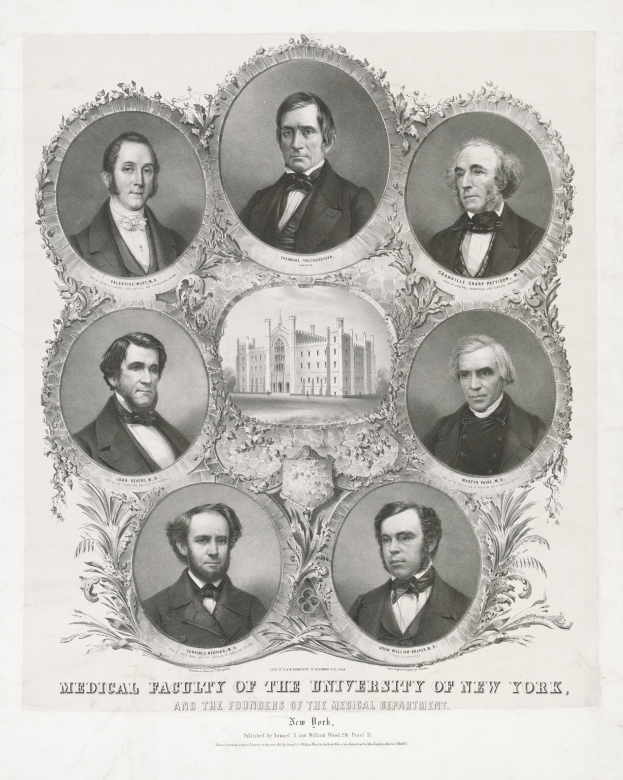 Schwarzes und weißes Foto von formell gekleideten Männern, die vor einem Gebäude stehen, mit Text unten, der sie als Medizinische Fakultät der Universität New York und die Gründer des Medizinischen Departments identifiziert.