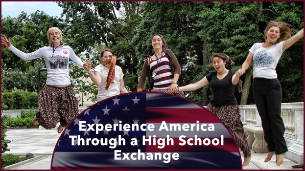 Gruppe von Frauen, die draußen springen und strahlen, umgeben von Grün unter einem klaren blauen Himmel, mit Text unten: "Erlebe Amerika durch einen High School Austausch."