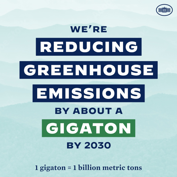 Ein Plakat mit dem Text "Wir reduzieren die Treibhausgasemissionen bis 2030 um etwa eine Gigatonne" und einem Logo, das sich für die Reduzierung der Treibhausgase bis 2030 einsetzt.