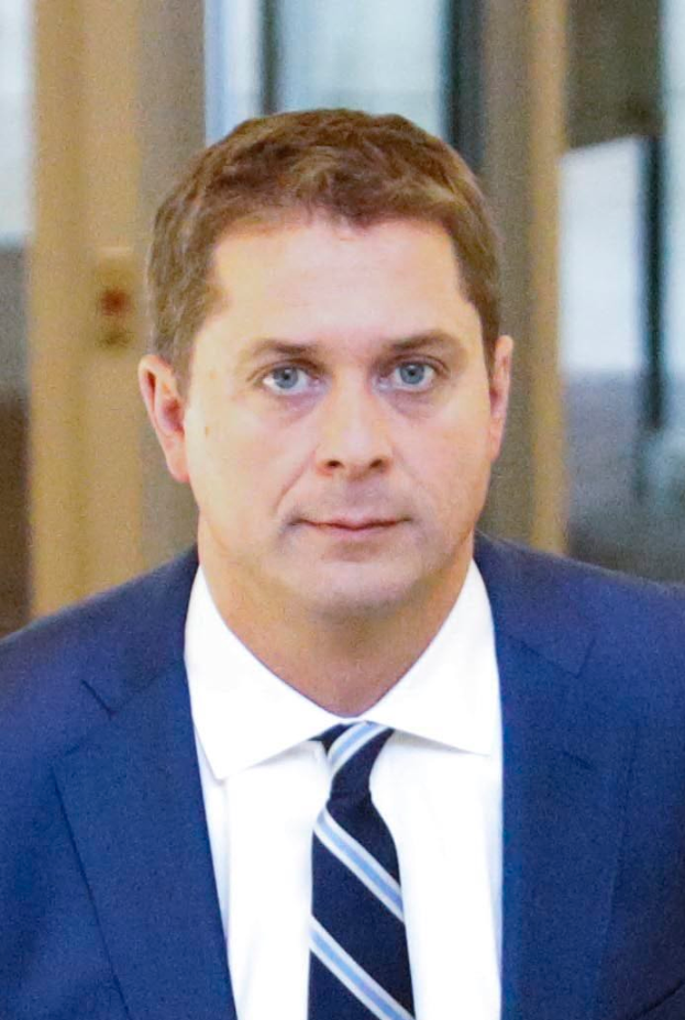 Ein Mann im Anzug und Krawatte geht einen Flur entlang und sieht besorgt aus, wahrscheinlich wegen einer Vergewaltigungsanklage, mit einem unscharfen Hintergrund.