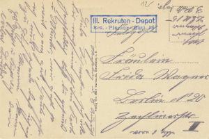 Eine alte Postkarte mit einer handgeschriebenen Nachricht, die an die deutsche Post gerichtet ist und Text sowie einen Stempel auf der rechten Seite aufweist.