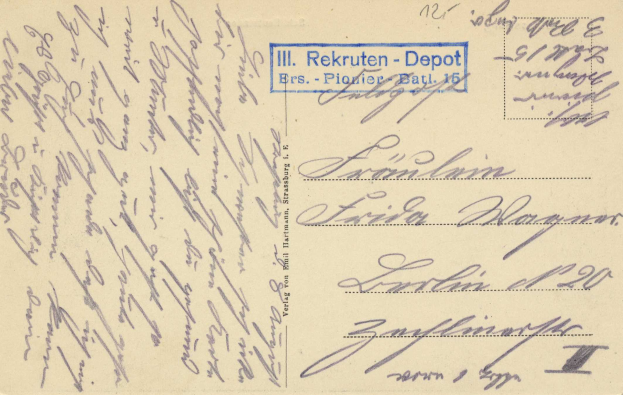 Eine alte Postkarte mit einer handgeschriebenen Nachricht, die an die deutsche Post gerichtet ist und Text sowie einen Stempel auf der rechten Seite aufweist.