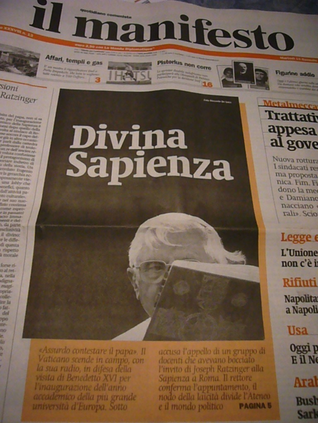 Eine Zeitung mit Text auf der Titelseite, mittig im Bild.